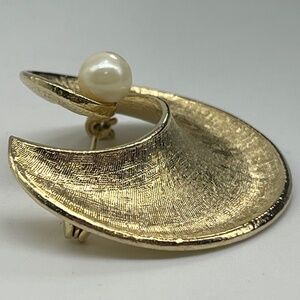 Capri Gold-tone/Pearl Swirl Brooch/Pin